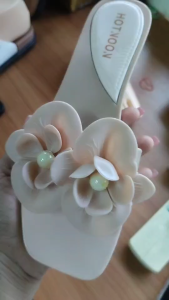 D908 รองเท้าแตะแบบสวมตกแต่งมุกลายดอกไม้