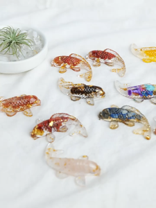 WHPHous หินคริสตัลกรวดนำโชครูปปั้นปลา KOI เรซิ่นขนาดเล็กควอตซ์แฟนซีรูปปั้นปลาคาร์พตกแต่งบ้านของขวัญประดับโต๊ะ