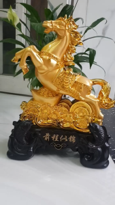 🌺🍂🌺Tượng Ngựa Phong Thuỷ Vàng Đứng Thỏi Tiền Vàng To Đầy Vàng ở dưới 2 Con Cá Chép Ngồi Vẫy đuôi đế gỗ Size cao 36cm x Ngang 27cm x S15cm Biểu Tượng Mã Đáo Thành Công Tiền Tài Lộc vào Đầy Túi trưng phòng khách 1750k
