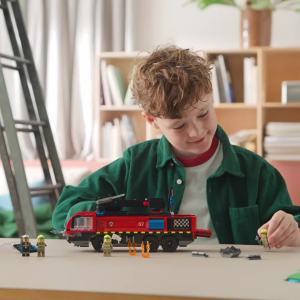 LEGO CITY 60499 Đồ Chơi Lắp Ráp Xe Chữa Cháy Chuyên Dụng Tại Sân Bay (691 chi tiết)