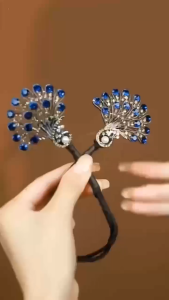 ปิ่นปักผมรูปนกยูงสีน้ำเงินเกรดสูงสำหรับผู้หญิงที่มีกิ๊บติดผมดอกไม้ตูมดอกไม้ที่ด้านหลังของศีรษะกิ๊บติดผมกับขนมปังดอกไม้กิ๊ฟติดผมผ้าโพกศีรษะ