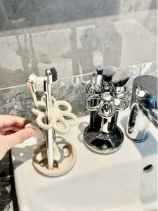 Luxurious Minimalist Cloud Product Bamboo Flower Toothbrush Holder Makeup Brush Storage Stand Base Elegant Bathroom Organizer