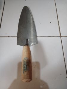 Cetok Semen Tukang Bangunan Lancip 25cm bahan semi baja