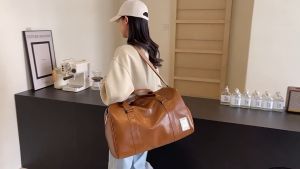 กระเป๋าเดินทางสไตส์หนัง มาพร้อมกับช่องใส่รองเท้า  วัสดุหนังใช้งานคุ้มค่ามี 4 สี