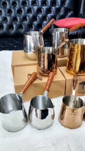 เหยือกตีฟองนม เหยือกนม ถ้วยตีฟองนม หม้อตรุกีด้ามไม้ หม้อกาแฟ ดีไซน์สวย แข็งแรง ทนทาน สำหรับทำกาแฟสด ลาเต้อาร์ต ฯลฯ