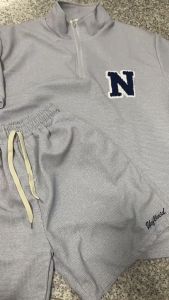 ชุดกีฬาวาฟเฟิลสไตล์อเมริกัน กางเกงขาสั้นแขนสั้นปักลายหลวมๆ ในช่วงฤดูร้อน ชุดวิ่งสบายๆ สองชิ้นสำหรับคู่รัก