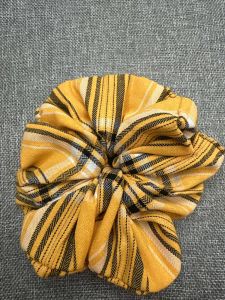 大发肠Flower Scrunchie Hair Tie