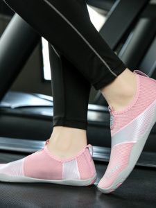 รองเท้าฝึกซ้อมแบบบูรณาการในห้องออกกําลังกายที่บ้านรองเท้าใช้สําหรับกระโดดเชือกใช้สําหรับลู่วิ่งรองเท้าโยคะพื้นนิ่มกันลื่นสําหรับผู้หญิง