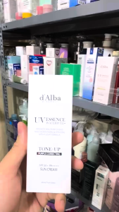 Kem chống nắng kiềm dầu nâng tông dAlba UVESSENCE Waterfull+ Tone-up Purple Correcting SPF50+ 50ml