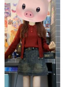 เสื้อสเวตเตอร์ถักสีแดงสำหรับผู้หญิง เสื้อคาร์ดิแกนถักแบบสั้น ทรงเข้ารูป แขนยาว ปกติ ฤดูใบไม้ร่วง 2024 เสื้อคลุมกันหนาว