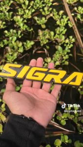 EMBLEM MOBIL SIGRA VARIASI MOBIL DAIHATSU DENGAN HURUF TIMBUL 3D BAHAN FIBERGLASS
