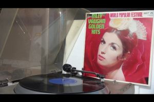 1 แผ่นเสียง 12นิ้ว AK2 BILLY VAUGHN แผ่นNMริ้วรอยบาง เสียงรบกวนน้อยนิดไม่มีรอยลึก แผ่นล้างทำความสะอาดแล้ว ปกVG++มีตำหนิขอบนิดหน่อย ขอบไม่ขาด