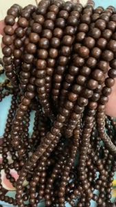 tràng hạt 108 cỡ hạt 6mm gỗ vân mun đuôi côngvòng mân tự nhiênvòng phong thủy đeo tay hay đeo cổ đều được