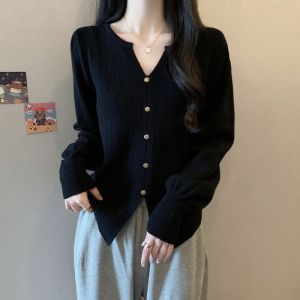 เสื้อสเวตเตอร์ถักคอวีแขนยาวทรงสลิมฟิตสำหรับผู้หญิง ฤดูใบไม้ผลิ ฤดูใบไม้ร่วง ฤดูหนาว เสื้อชั้นในสีดำ ทรงเข้ารูป เสื้อผ้าทำงาน