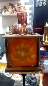 Tượng bán thân Phật quan thế Âm Bồ tát . tuyệt đẹp.( có đôn gỗ)