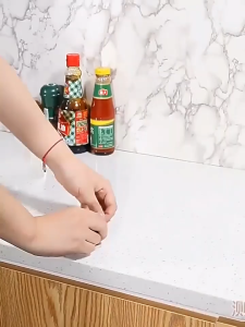 Stiker Dinding Dapur Anti Minyak Transparan Lapisan Perekat Ukuran 60 cm x 3 Meter