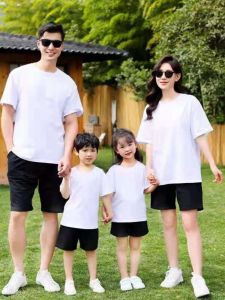 เสื้อยืดจับคู่ครอบครัวสไตล์ลําลองผ้าฝ้ายบริสุทธิ์แขนสั้นสัญลักษณ์ที่ปรับแต่งได้สําหรับทุกวัยฤดูร้อน