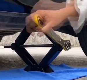 Scissor Jack Ratchet Wrench Garage Labor Saving Tire Wheel Lug Wrench Handle Jack Spanner Ratchet