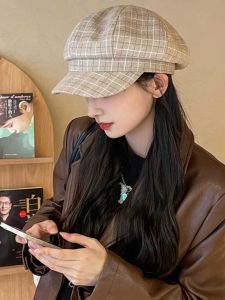 หมวกทรงสี่เหลี่ยมลายสก็อตสไตล์ใหม่ฤดูใบไม้ร่วง/ฤดูหนาวสำหรับผู้หญิง หมวกเบเร็ตสไตล์อังกฤษเกาหลี หมวกทรงสี่เหลี่ยมทรงแบน