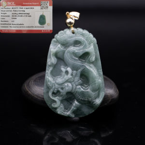 หยกพม่าแท้ สีเขียวเข้มสวย (Green Jadeite) แกะสลักรูปมังกรหมายถึง ความมั่งคั่งและความยิ่งใหญ่ หยกแท้ จากประเทศพม่า พร้อมใบเซอร์การันตรี จากสถาบันBGL