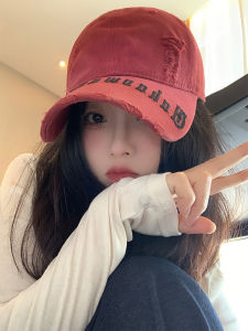 หมวกเบสบอลทรงหอพักสูงสีแดงย้อนยุคสไตล์อเมริกันสำหรับผู้หญิง หมวกเบสบอลทรงหัวเหลี่ยมเย็บปักลายด้านบนนุ่ม หมวกแฟชั่นฤดูใบไม้ผลิ