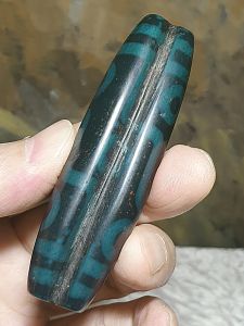 Rare large size aged Tibetan Xang Xung (Zhang Zhung) 9 Eyes "Shuang Leng Hu Fa" (2-Edge Guardian) Dzi blue hue with a lot of red spots (with certificate) [Natural Crystal] 罕有大号西藏老矿象雄滿朱砂蓝沁九眼双棱护法天珠(带证书)