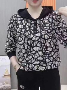 เสื้อฮู้ดคอกลมแขนยาวแฟชั่นฤดูใบไม้ผลิ 2025 ทรงหลวมพิมพ์ลายกระชับสัดส่วนลำลองสำหรับคุณแม่ เสื้อผ้าทำงานสไตล์เกาหลี