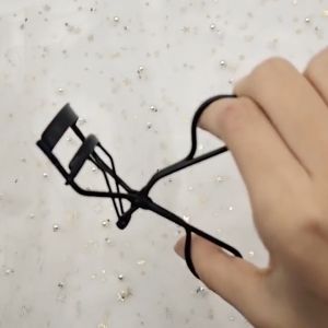 Dụng Cụ Bấm Mi/Kẹp bấm mi cong thiết kế nhỏ gọn ( Giao màu ngẫu nhiên )