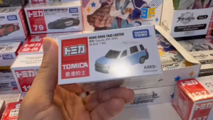 Mô Hình Tomica Asia: Hong Kong Taxi (1:64) – Biểu Tượng Đường Phố Xứ Cảng Thơm