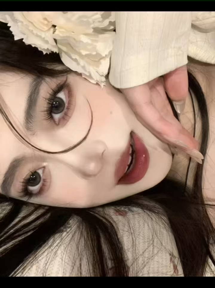 Sangat cocok untuk pemula sudah termasuk lem dan pincet.Bulu mata palsu yang tahan air dan dapat digunakan kembali cocok untuk pemula