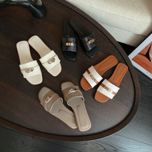 Superqueen รองเท้าแตะหนังวัวครรภ์ หัวเหลี่ยม หัวเข็มขัด H สำหรับผู้หญิง ฤดูร้อน กลางแจ้ง รองเท้าแตะส้นแบน ทรงสี่เหลี่ยม รองเท้าแตะสีนม