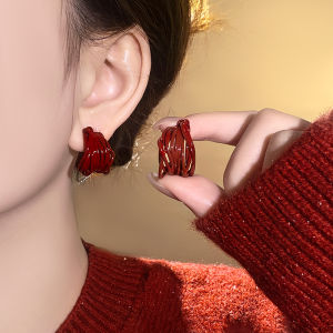 ต่างหูทรงสามมิติสีแดงแบบเรโทร ดีไซน์เก๋ไก๋ไม่ซ้ำใคร ต่างหูสุดหรูหราสำหรับฤดูใบไม้ร่วงและฤดูหนาว เครื่องประดับแฟชั่นสำหรับผู้หญิง