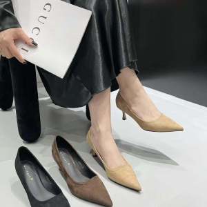 รองเท้าส้นสูงหัวแหลมฝรั่งเศสส้นบาง ผู้หญิง 2024 ฤดูใบไม้ร่วง กํามะหยี่ใหม่ เซ็กซี่ รองเท้าเดี่ยว หลากหลาย รองเท้าทํางานมืออาชีพ