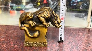 Tượng kỳ lân thú bằng đồng ngồi bệ đá phong thủy cao 15cm ngang 15cm nặng 2kg