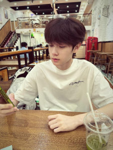 เสื้อยืดแขนสั้นผ้าฝ้ายสีขาวสไตล์อเมริกันสำหรับผู้ชาย ทรงหลวม แฟชั่นฤดูร้อน 2025 เสื้อคู่แบบลำลอง สวมใส่สบาย ระบายอากาศได้ดี