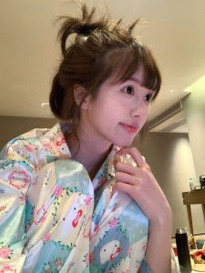 ชุดนอนผ้าไหมเทียมลายการ์ตูนน่ารักสำหรับผู้หญิง ชุดอยู่บ้านแขนยาว กระโปรงยาวปานกลาง คอตั้ง ปิดด้วยกระดุม กางเกงขายาว