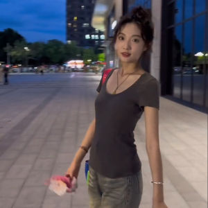 เสื้อยืดคอกลมแขนสั้นทรงสลิมฟิตสำหรับผู้หญิงในช่วงฤดูร้อนปี 2024 เสื้อเชิ้ตแขนสั้นคอวีสไตล์เกาหลีที่สวมใส่สบายและทันสมัย