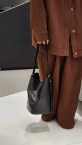 LKG Tannery Cowhide Womens Large Capacity Lazy Tote Bag Commuter Bucket Bag Single Shoulder Slant Cross Bag Fashionable