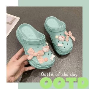 DMshoes .ห้ามพลาด รองเท้าหัวโตเเฟชั่นเกาหลี ดีไซน์ทรงสวยมีสายรัดส้น นิ่มใส่สบาย ตัวติดน้องเเมวสีชมพูเเละก็กิ๊บสุดน่ารัก มี 5 สีให้เลือก กันลื่นเเน่นๆ สาวๆควรมีติดตู้ไว้ ห้ามพลาดไปซื้อเลย