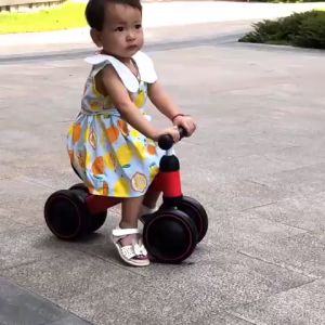 Xe chòi chân hợp kim cứng cáp chắc chắn cao cấp trẻ em xe scooter tự cân bằng 4 bánh cho bé 1-3 tuổi tập đi vận động thể thao