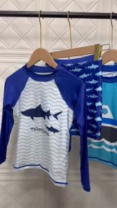 Đồ bơi bé trai 2 mảnh dài tay phủ bụng quần đùi họa tiết size từ 20 đến 48kg chất liệu thun lạnh BINSPORTS BB051