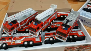 Xe ô tô cứu hỏa bằng sắt có đèn và âm thanh đồ chơi trẻ em mô hình xe vòi phun