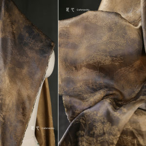 ผ้าซาตินอะซิเตทลายดอกไม้สไตล์จีนโบราณ ผ้าชุดกี่เพ้าผูกเอวดีไซน์เนอร์ผ้าไหมคนด้านหลังสีน้ำตาลทองแดง