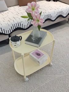Meja sisi sofa apartmen kecil bergerak kereta kecil gaya krim dengan rak penyimpanan roda meja kopi kecil modern dan sederhana