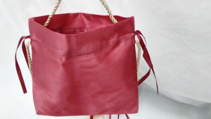 ใหม่ ...กระเป๋าของขวัญขนมงานแต่งงานระดับไฮเอนด์ ถุงผ้าหรูด ถุงสีแดง กระเป๋าซานติน ประดับพู่สีทอง ใส่ของชำร่วย