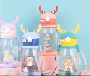 Bình nước có vòi chống đổ Bình Nước 600ml Tuần Lộc Sừng Hươu Có Dây Đeo(Nhựa) dành cho bé đi học du lịch tramanhshop