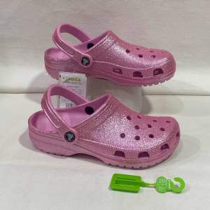 รองเท้าcrocsกากเพชร ของเด็กและผู้ใหญ่ มีส้นสูงส้นเตี้ยนิ่มเบาใส่สบายรุ่นขายดีสุดสุด