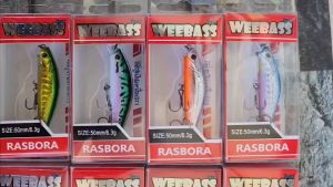 เหยื่อปลั๊กดำตื้น Weebass Rasbora สำหรับตกปลากระสูบ กระพง เก๋า และปลาล่าเหยื่อทุกชนิด