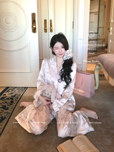 ชุดนอนผ้าซาตินพิมพ์ลายแมว Catyears สำหรับผู้หญิง ฤดูใบไม้ร่วงและฤดูหนาว แขนยาว กระโปรงยาวปานกลาง คอวี ชุดนอนสุดน่ารัก