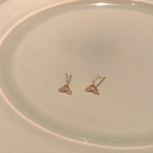 ความละเอียดอ่อนในการออกแบบ ต่างหูหางปลา ผู้หญิง แฟชั่น เรียบหรู เครื่องประดับหูที่ไม่ซ้ําใครโลหะผสมชุบทอง/เงิน 2024 รูปแบบใหม่